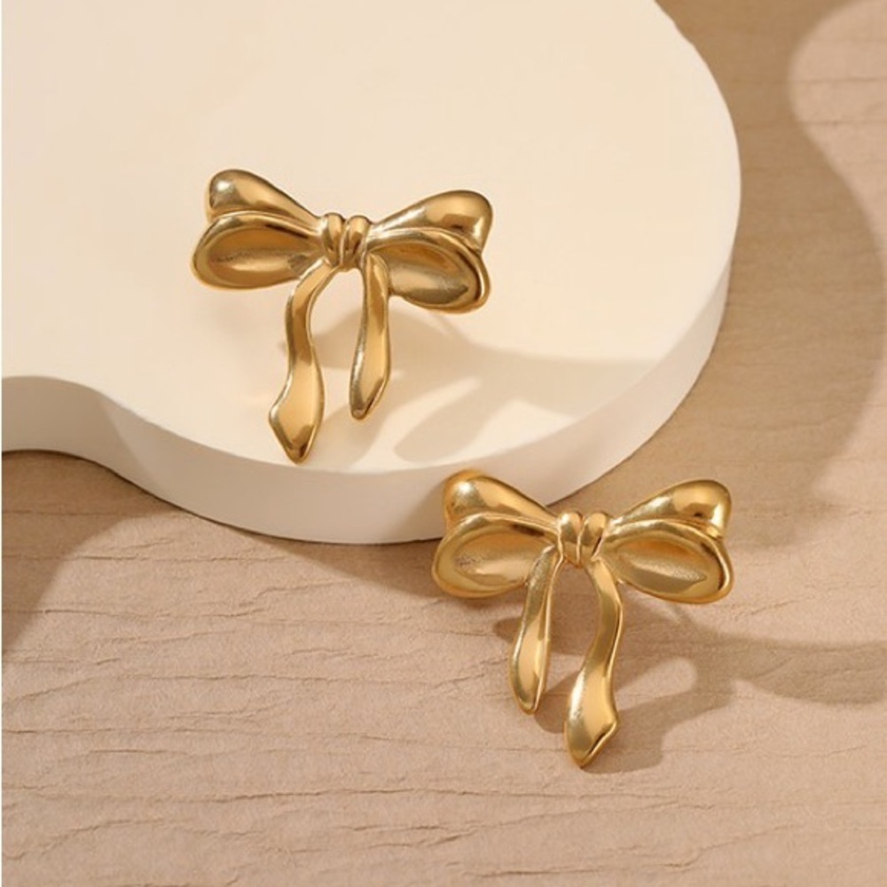 18K Bow Stud Earrings (2012) - Picture 5 of 5